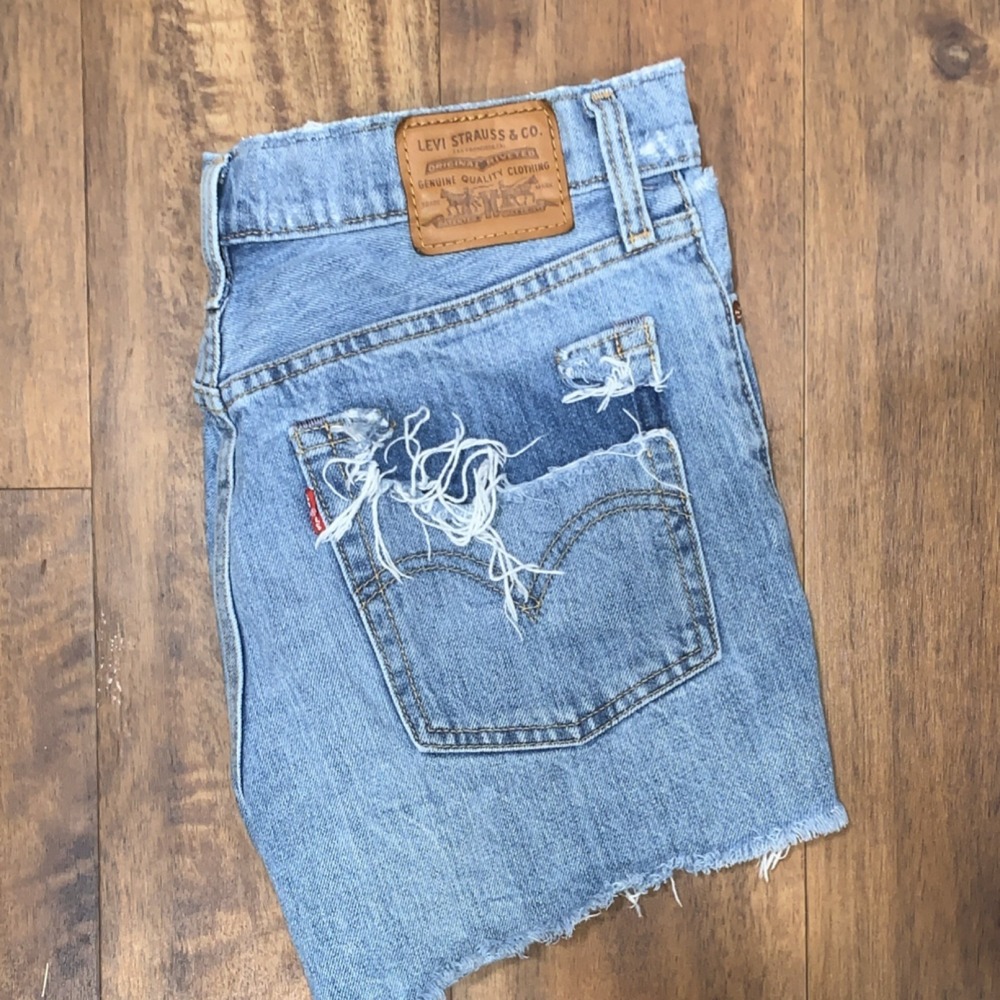 Levi's Women's Wedgie shorts W29 Bleached Denim Shorts Distressed SUMMER STYLE - Picture 2 of 9